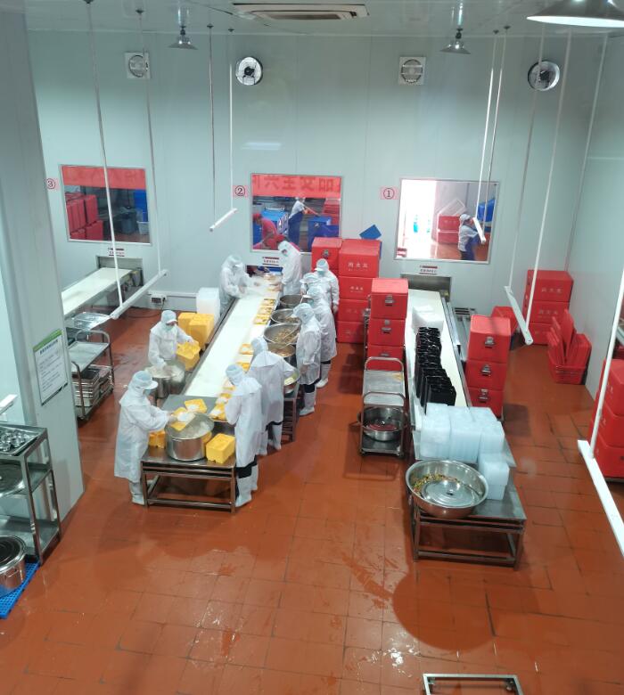 中央厨房制作爱心餐